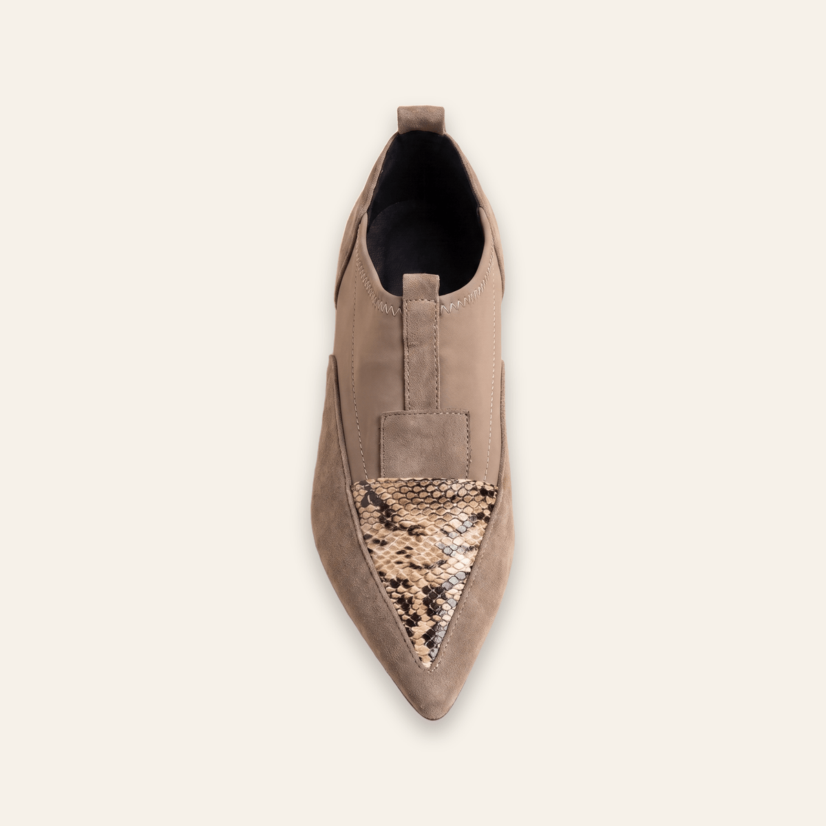 Zaira · Zapato de Punta Fina con Detalle Serpiente - zapatos de mujer Calenzo